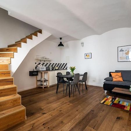 Neat 1Br Duplex By Metro And Center By Hm Apartment Wina Bagian luar foto