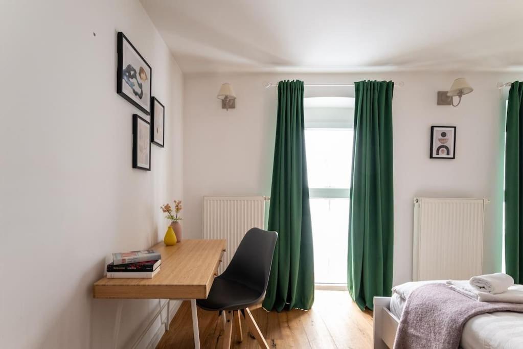 Neat 1Br Duplex By Metro And Center By Hm Apartment Wina Bagian luar foto