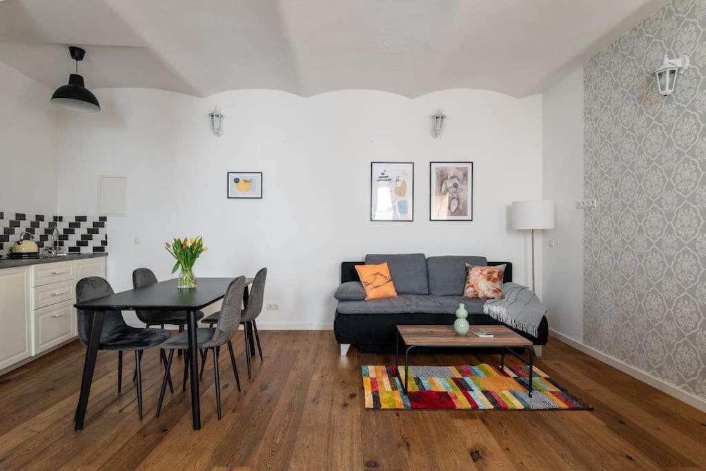 Neat 1Br Duplex By Metro And Center By Hm Apartment Wina Bagian luar foto