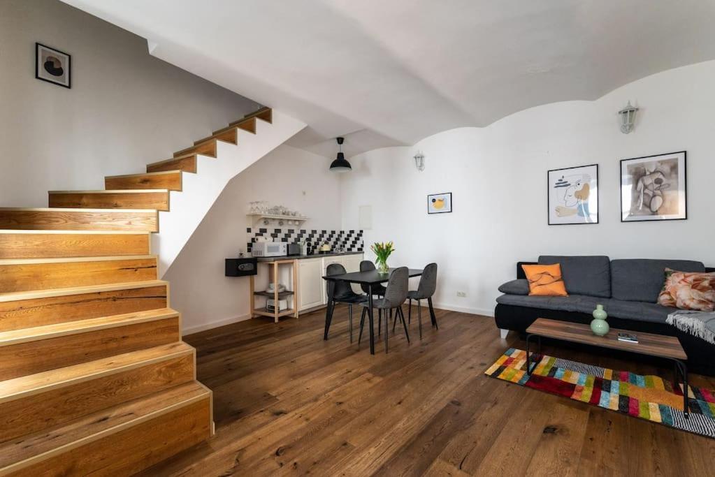 Neat 1Br Duplex By Metro And Center By Hm Apartment Wina Bagian luar foto