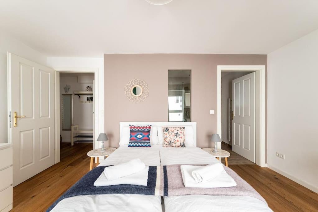 Neat 1Br Duplex By Metro And Center By Hm Apartment Wina Bagian luar foto