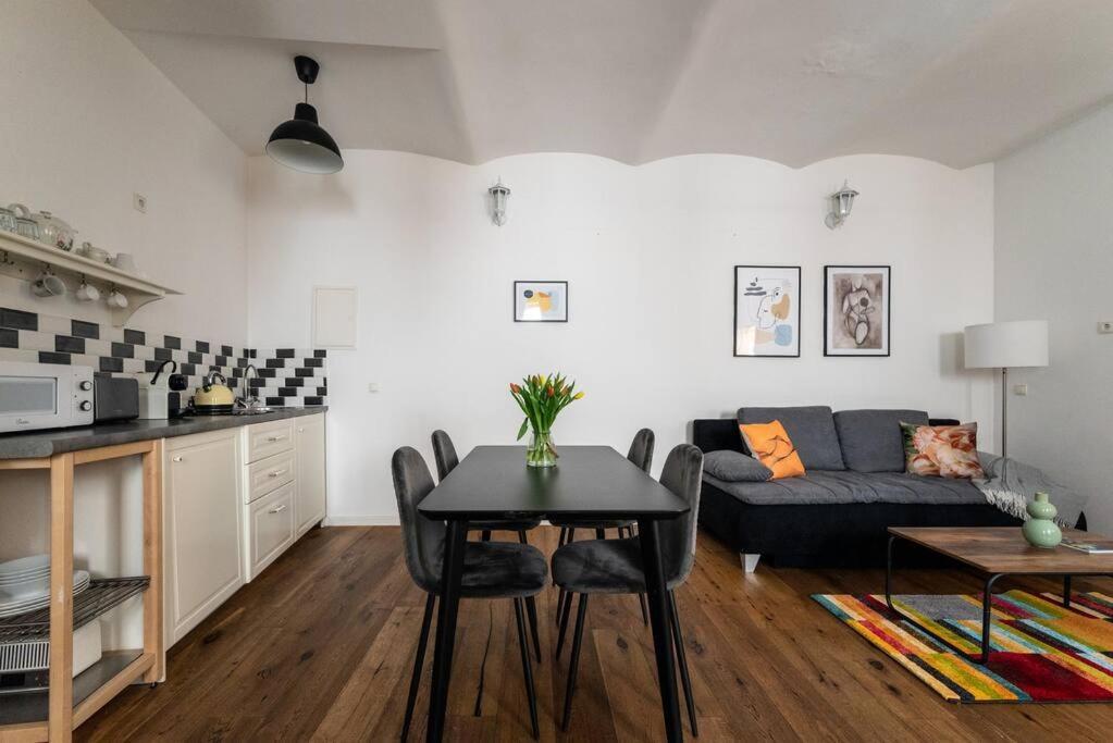 Neat 1Br Duplex By Metro And Center By Hm Apartment Wina Bagian luar foto