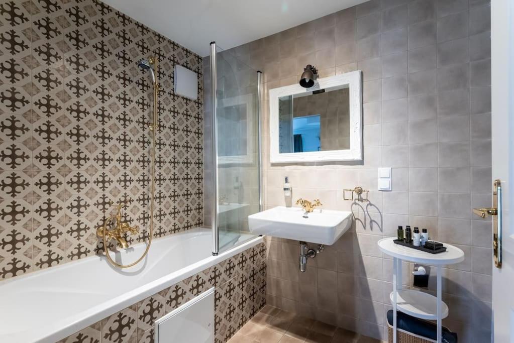 Neat 1Br Duplex By Metro And Center By Hm Apartment Wina Bagian luar foto